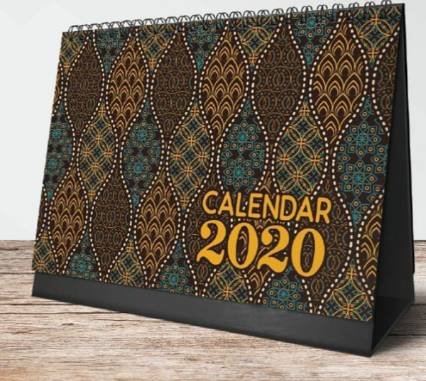 Kalender dengan desain batik tradisional